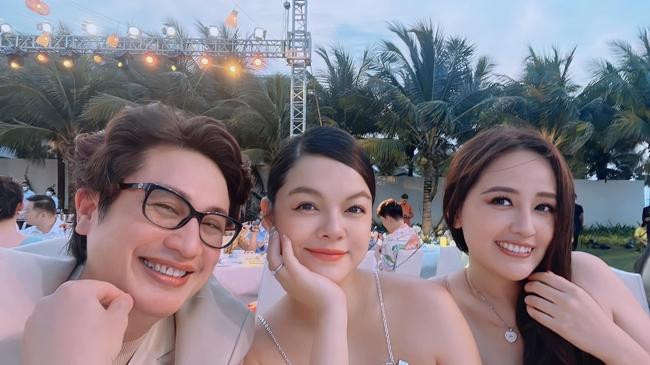 Phạm Quỳnh Anh đang mang bầu nhưng visual vẫn tươi tắn, trẻ trung, không hề kém cạnh khi đọ sắc cùng Hoa hậu Mai Phương Thúy. - Ảnh: FBNV