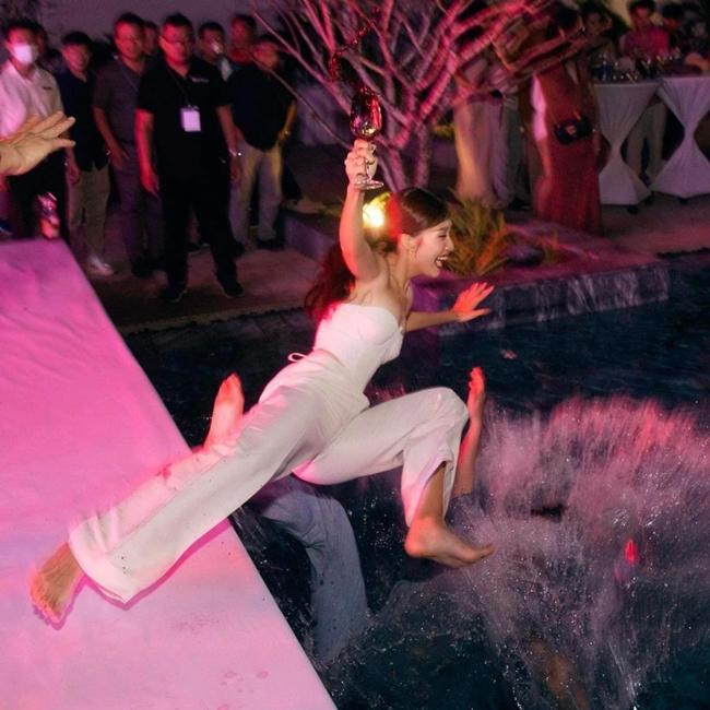 Hình ảnh &quot;lúc đi hết mình, lúc về hết hồn&quot; của dàn sao Việt ở đám cưới Minh Hằng.