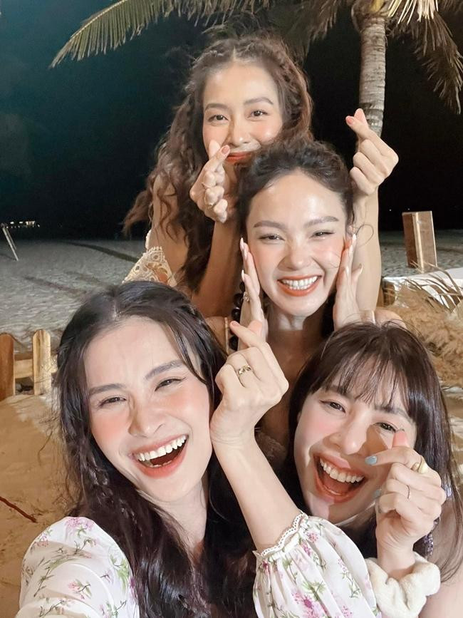 Cô dâu tháng 6 đã có khoảng thời gian &quot;bung xõa&quot; hết sức vui vẻ cùng bạn bè trước khi trở thành vợ người ta. - Ảnh: FBNV