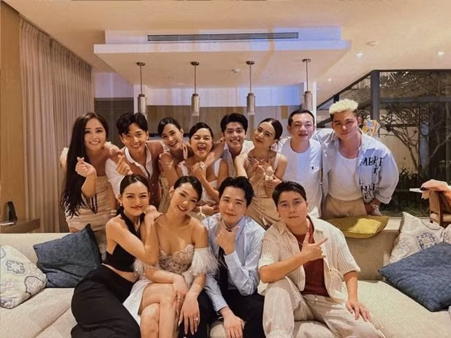 "Gia đình Văn hóa" đồng hành cùng với Minh Hằng trong ngày trọng đại. - Ảnh: FBNV.