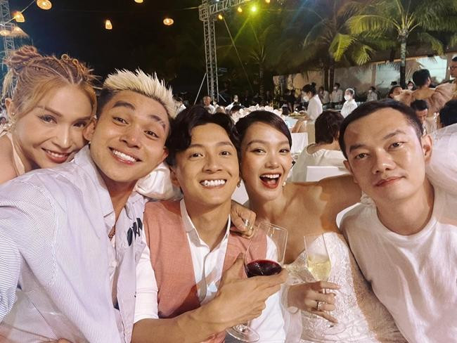 Dù bận rộn tự đạo diễn cho hôn lễ của mình nhưng tới cuối ngày, Minh Hằng vẫn rất rạng rỡ và đầy sức sống. - Ảnh: FBNV