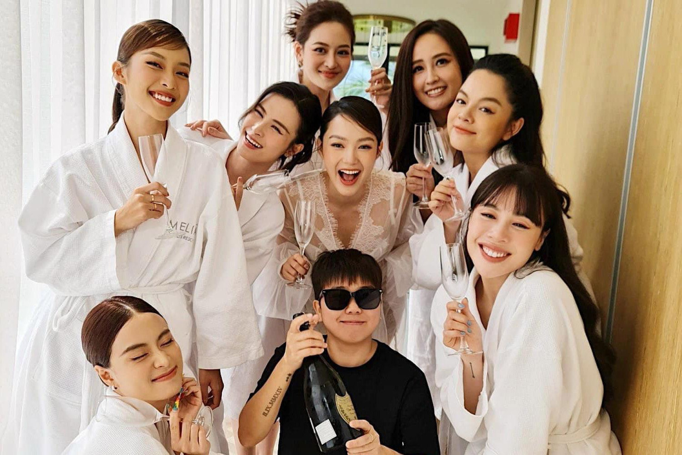 Minh Hằng cùng các chị em thân thiết đã chuẩn bị sẵn sàng. - Ảnh: FBNV