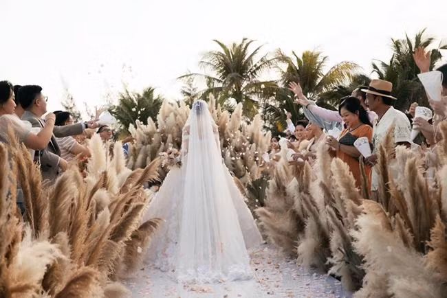 Minh Hằng chọn cỏ lau để trang trí cho lễ đường với mong muốn cô sẽ là bông hoa duy nhất trong đám cưới của mình. - Ảnh: Team Kiếng Cận Photo