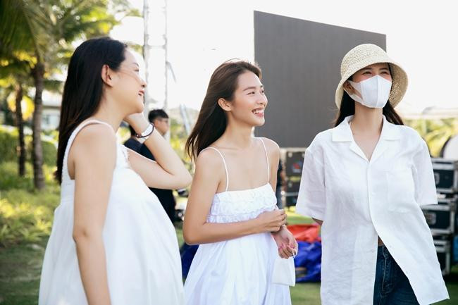 Mọi người tập duyệt trước khi lễ cưới diễn ra. Ảnh: Team Kiếng Cận Photo