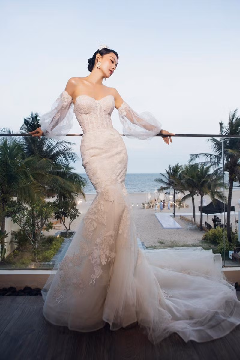 . Chiếc váy được miêu tả là bản hòa tấu nhịp nhàng giữa phong cách cổ điển, lãng mạn và nét chấm phá gợi cảm, hiện đại.