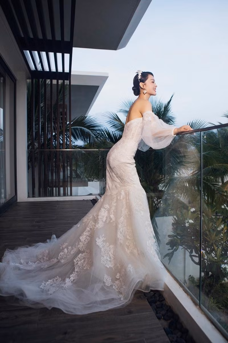 Váy đuôi cá kết hợp corset được may theo số đo riêng giúp tôn dáng tuyệt đối. Tầng tầng lớp lớp vải voan đan xen ngẫu hứng tạo nên hiệu ứng thị giác bồng bềnh theo mỗi chuyển động.