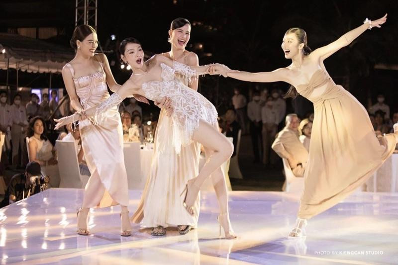 Chiếc váy được sáng tạo hoa văn và vải ren bằng cách thêu thủ công trên nền vải lưới màu nude. Bộ đầm thêm lộng lẫy với phần đính kết hạt đá và pha lê trong suốt.