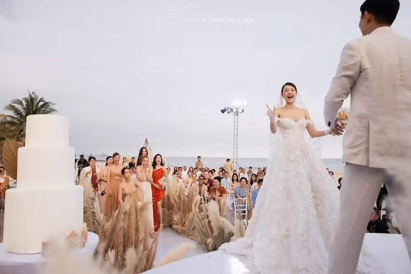 Trước Minh Hằng, nhiều sao Hollywood hàng đầu như Paris Hilton, Nicole Richie, Julianne Hough… cũng chọn váy cưới của Marchesa Couture cho hôn lễ của mình.