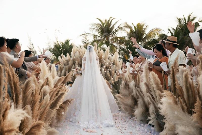 Đi cùng váy Lena của Marchesa Couture là chiếc mạng che mặt Lena Veil có giá 4.900 USD (khoảng 114 triệu đồng) có lối thiết kế tinh tế và găng tay thanh lịch của Rosa Clara có giá 300 USD (7 triệu đồng).