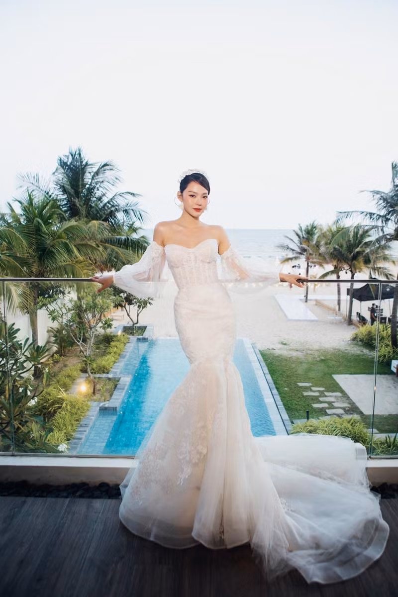 Chiếc váy cưới thứ 2 được sử dụng trong tiệc tối của Minh Hằng mang tên Bliss, thuộc bộ sưu tập Xuân - Hè 2020 đến từ thương hiệu Anne Barge, giá 4.830 USD (112 triệu đồng).