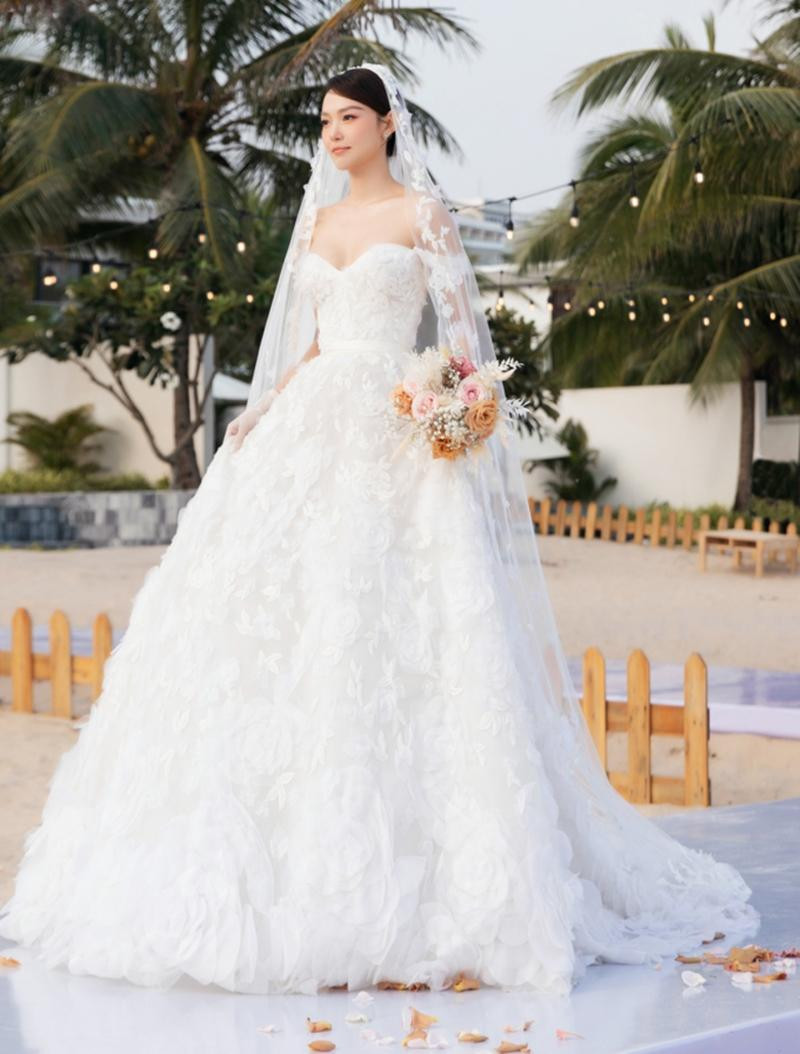 Minh Hằng đã lựa chọn chiếc váy Lena thuộc bộ sưu tập mùa Xuân 2020 của Marchesa Couture trị giá đến 16.000 USD (hơn 371 triệu đồng) cho đám cưới của mình.