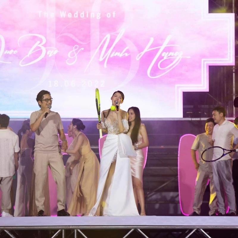 Chiếc váy thứ 3 do Chung Thanh Phong thiết kế cho cô dâu, có thể biến hóa thành hai bộ khác nhau, phù hợp với tiệc ngoài trời. Ở màn màn "first dance", chiếc váy gây ấn tượng ở tùng váy mullet làm từ vải satin, nhấn bằng nơ to bản.