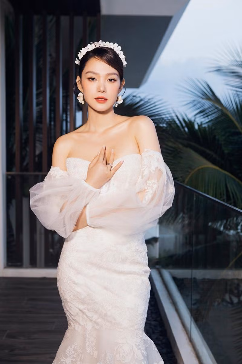 Anne Barge là thương hiệu thời trang cưới lâu đời và nổi tiếng tại Mỹ, từng được nhiều ngôi sao nổi tiếng như Laura Benanti, Johanna Braddy, Kristin Cavallari, Yvonne Orji… lựa chọn.