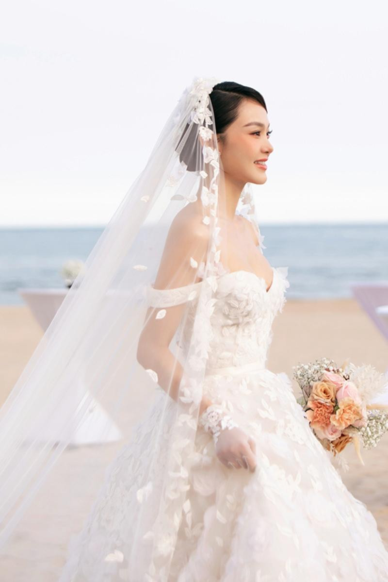 Bộ váy trắng tinh khôi với họa tiết thêu 3D đạt độ tinh xảo cao và dáng váy ball gown đã biến Minh Hằng thành nàng công chúa kiều diễm trong hôn lễ.