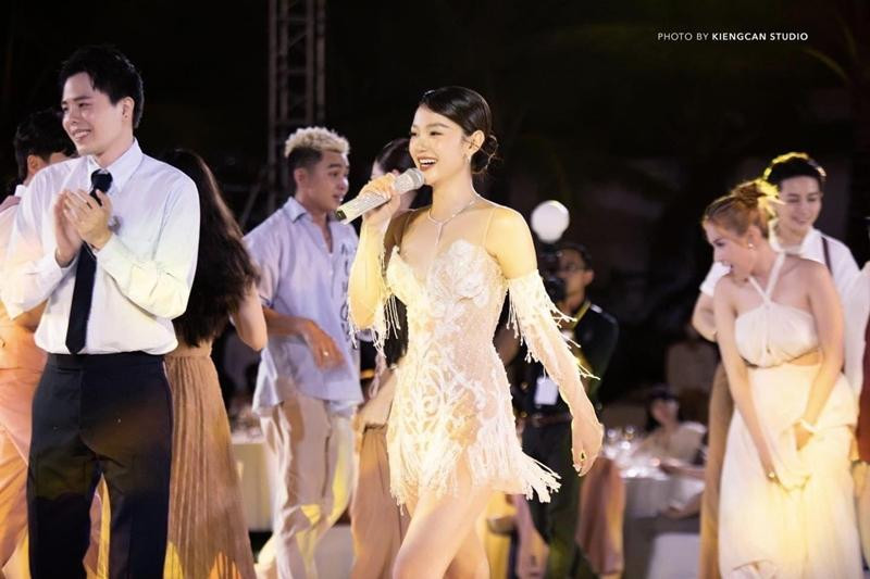 Sau đó, Minh Hằng tháo chân váy, để lộ thiết kế xuyên thấu bên trong.