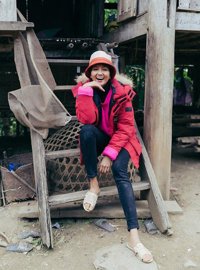 Tạm rời xa showbiz hào nhoáng, H’Hen Niê ở quê thường chọn trang phục đơn giản, thoải mái tận hưởng cuộc sống bình yên. Tạm rời xa showbiz hào nhoáng, H’Hen Niê ở quê thường chọn trang phục đơn giản, thoải mái tận hưởng cuộc sống bình yên.