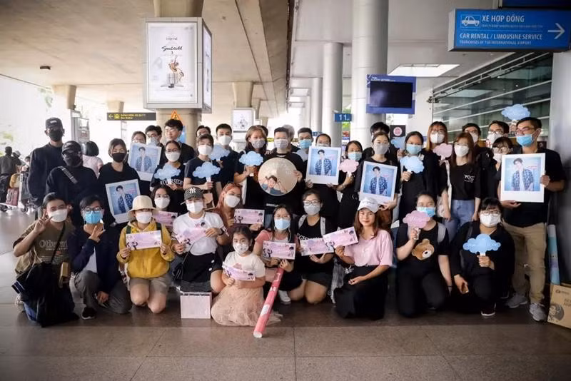 Người hâm mộ chờ ở sân bay từ rất sớm để đón August Vachiravit.