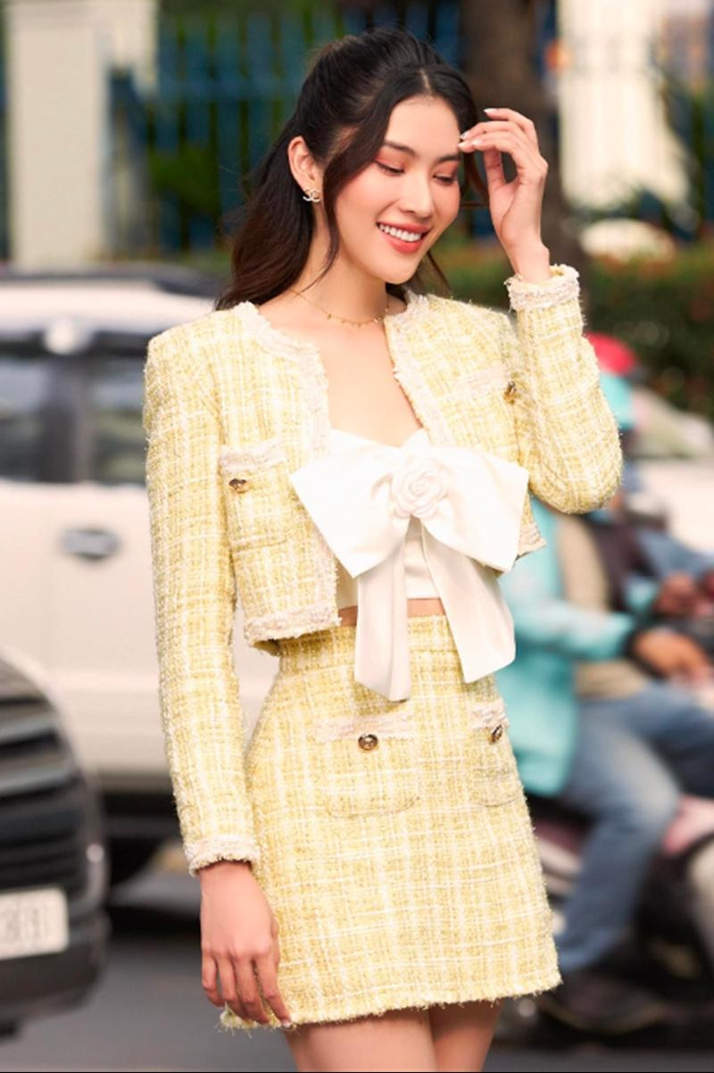 Phong cách "nữ tổng tài" của Nam Anh khác lạ so với những người đẹp khác. Bởi dù chọn trang phục công sở nhưng Nam Anh lại thích màu sắc sặc sỡ hoặc họa tiết caro. Trong khi, đa số các người đẹp lại chuộng tông đen hoặc trắng, ít họa tiết. Phong cách "nữ tổng tài" của Nam Anh khác lạ so với những người đẹp khác. Bởi dù chọn trang phục công sở nhưng Nam Anh lại thích màu sắc sặc sỡ hoặc họa tiết caro. Trong khi, đa số các người đẹp lại chuộng tông đen hoặc trắng, ít họa tiết.