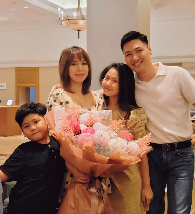 Cả gia đình anh đã có buổi đón sinh nhật ấm áp bên nhau. - Ảnh: FBNV.