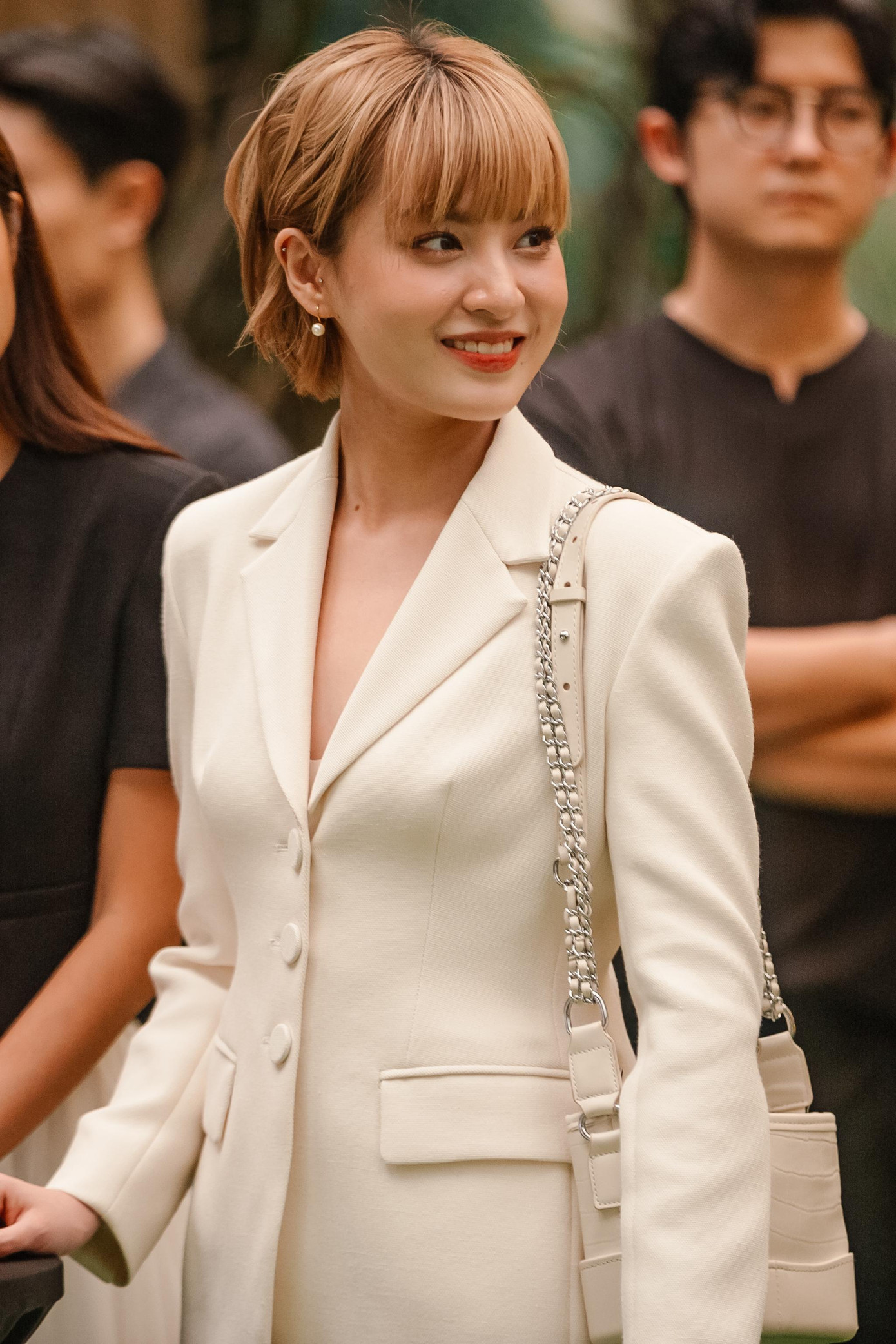 Nguyễn Lâm Thảo Tâm hóa quý cô công sở với vest trắng và mái tóc ngắn năng động.