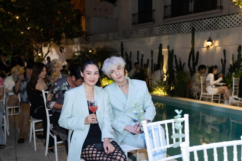 ... và Denis Đặng mặc trang phục đôi với tông xanh mint tươi mát.