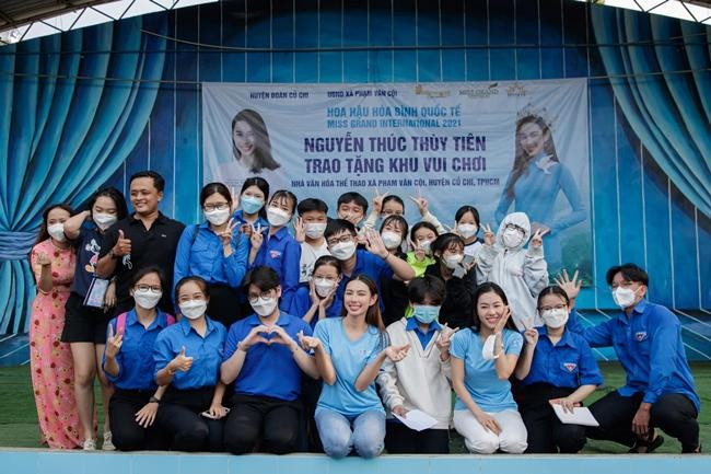 Nàng Hậu thường lựa chọn trang phục năng động, đơn giản trong các chuyến đi từ thiện.