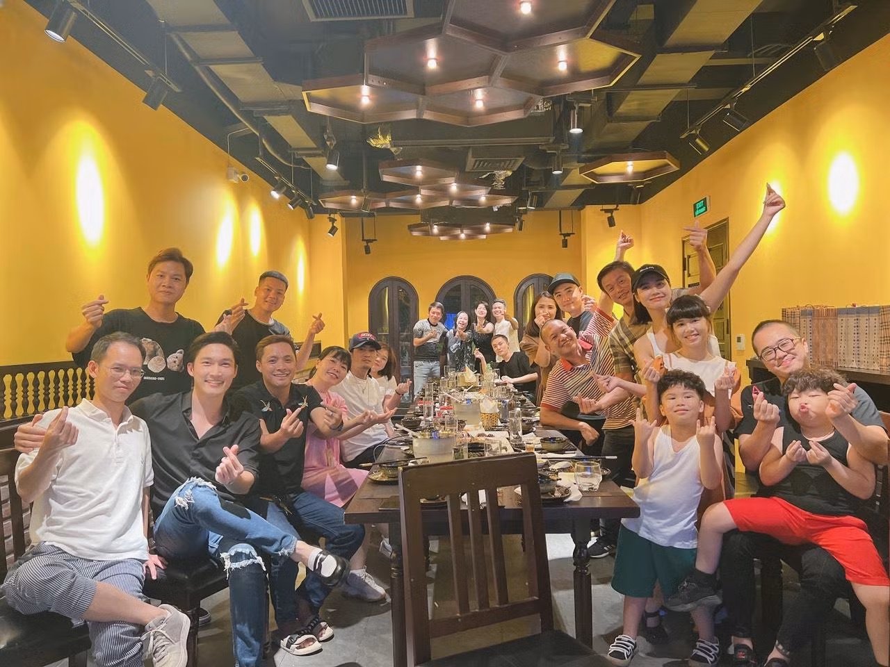 Hành trình dài "Thương Ngày Nắng Về" khép lại trọn vẹn cùng bữa tiệc liên hoan ngày tập cuối phát sóng.