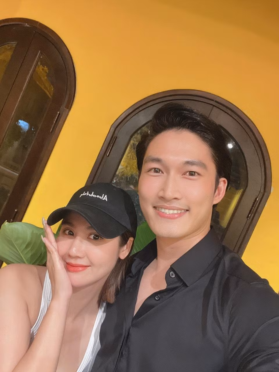 Cặp đôi được nhiều khán giả yêu thích của phim "Thương Ngày Nắng Về" ngọt ngào bên nhau trong buổi tụ họp xem phim.