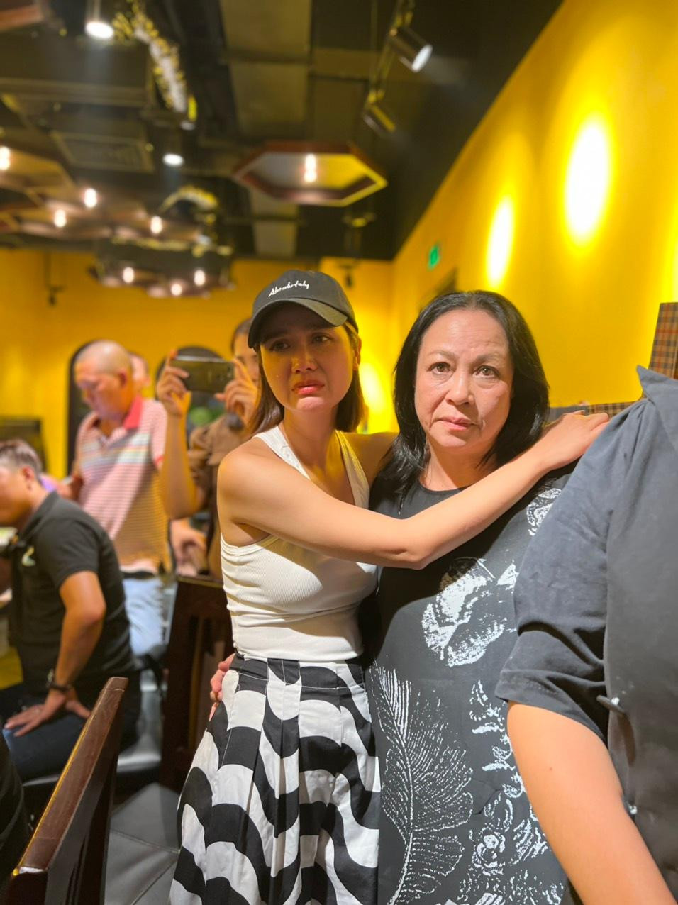 Các diễn viên bật khóc khi cùng xem lại những cảnh phim xúc động mà mình đóng.