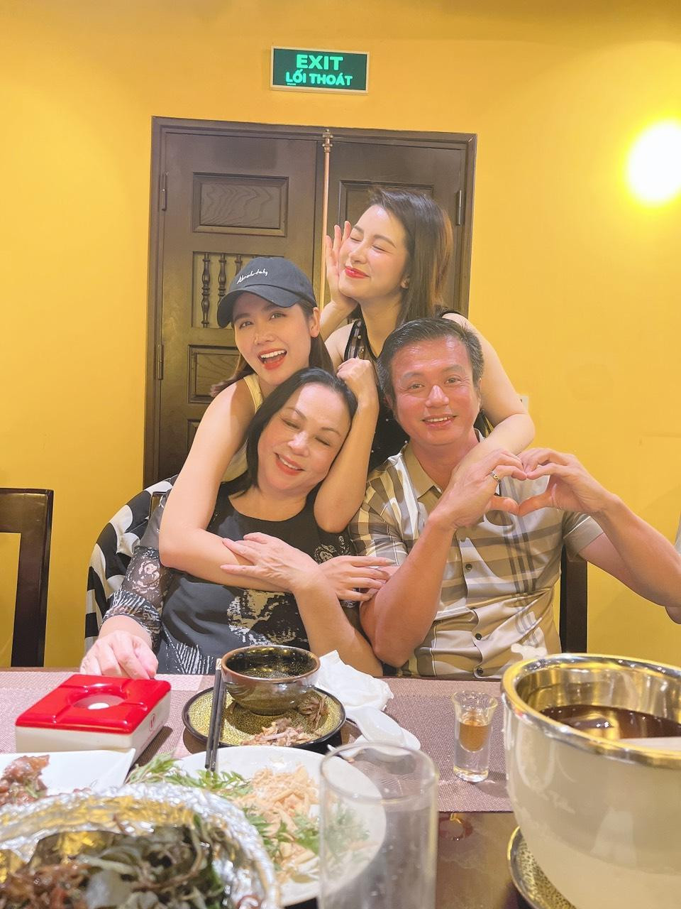 Gia đình "Nắng" vui vẻ khi có cơ hội được quây quần lại bên nhau lần nữa dù phim đã quay xong.