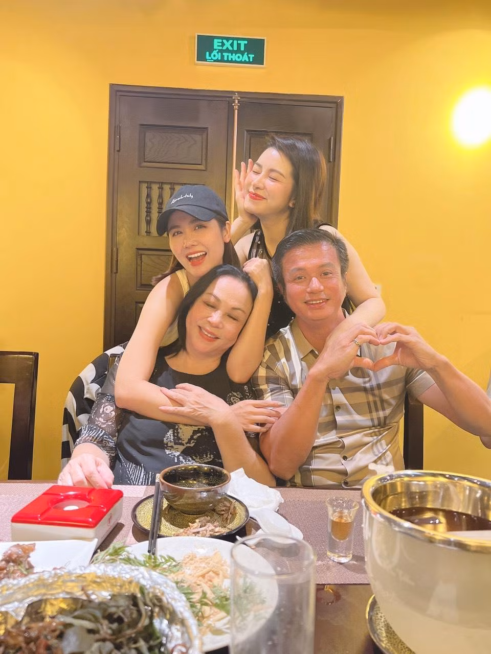 Gia đình "Nắng" vui vẻ khi có cơ hội được quây quần lại bên nhau lần nữa dù phim đã quay xong.