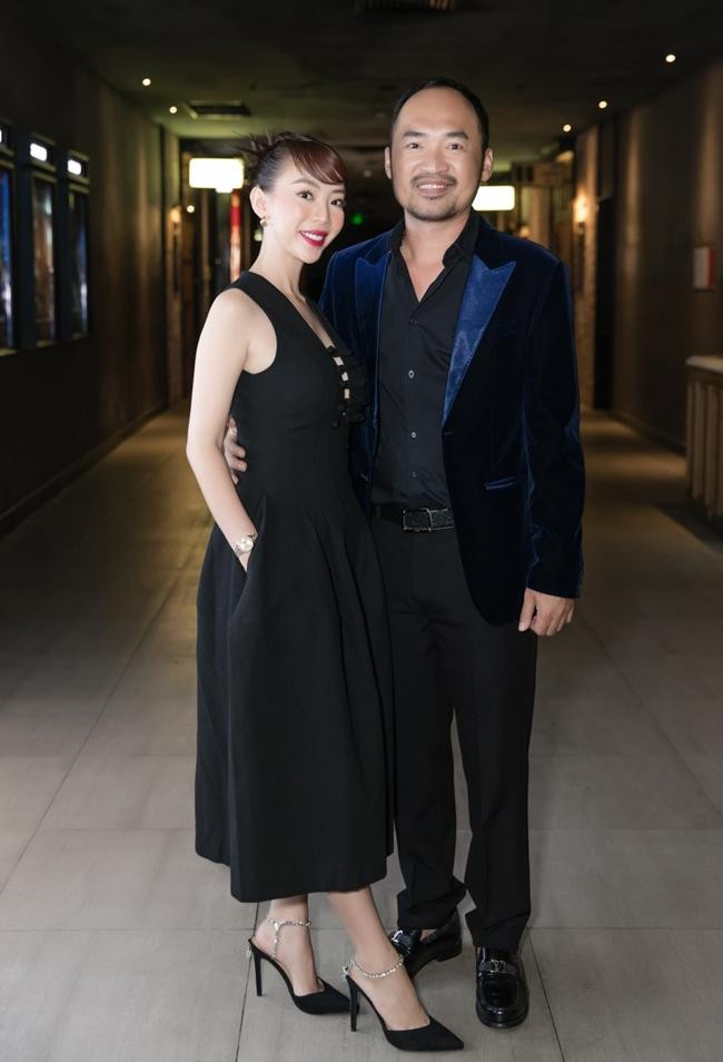 Vợ chồng Tiến Luật - Thu Trang luôn nắm chặt tay nhau không rời tại sự kiện khiến công chúng phải trầm trồ vì ngọt ngào.