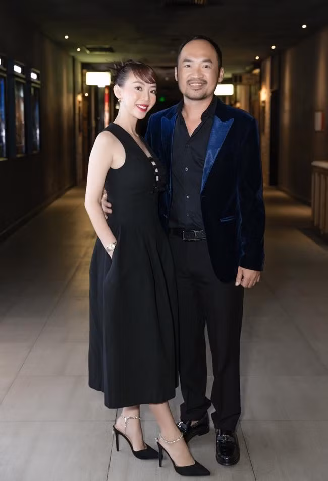 Vợ chồng Tiến Luật - Thu Trang luôn nắm chặt tay nhau không rời tại sự kiện khiến công chúng phải trầm trồ vì ngọt ngào. Vợ chồng Tiến Luật - Thu Trang luôn nắm chặt tay nhau không rời tại sự kiện khiến công chúng phải trầm trồ vì ngọt ngào.