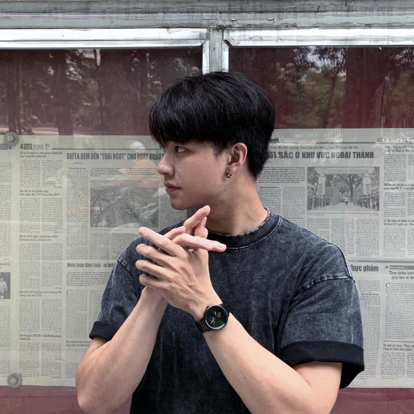 Cư dân mạng không chỉ yêu thích góc nghiêng mà còn dành nhiều lời khen "có cánh" cho đôi tay đẹp của Khắc Hải.