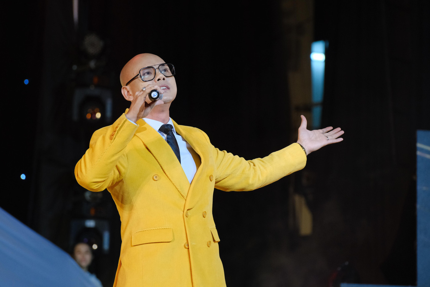 Phan Đinh Tùng đã có sân khấu chung hiếm hoi để cùng thể hiện ca khúc Hòa Nhịp Con Tim.