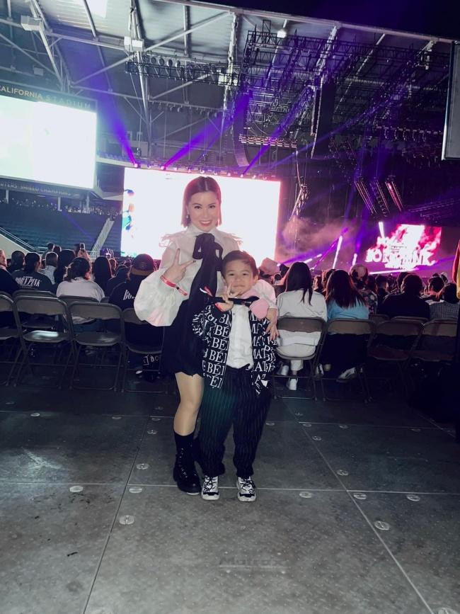 Doanh nhân Thủy Tiên và con trai tại concert của BLACKPINK.