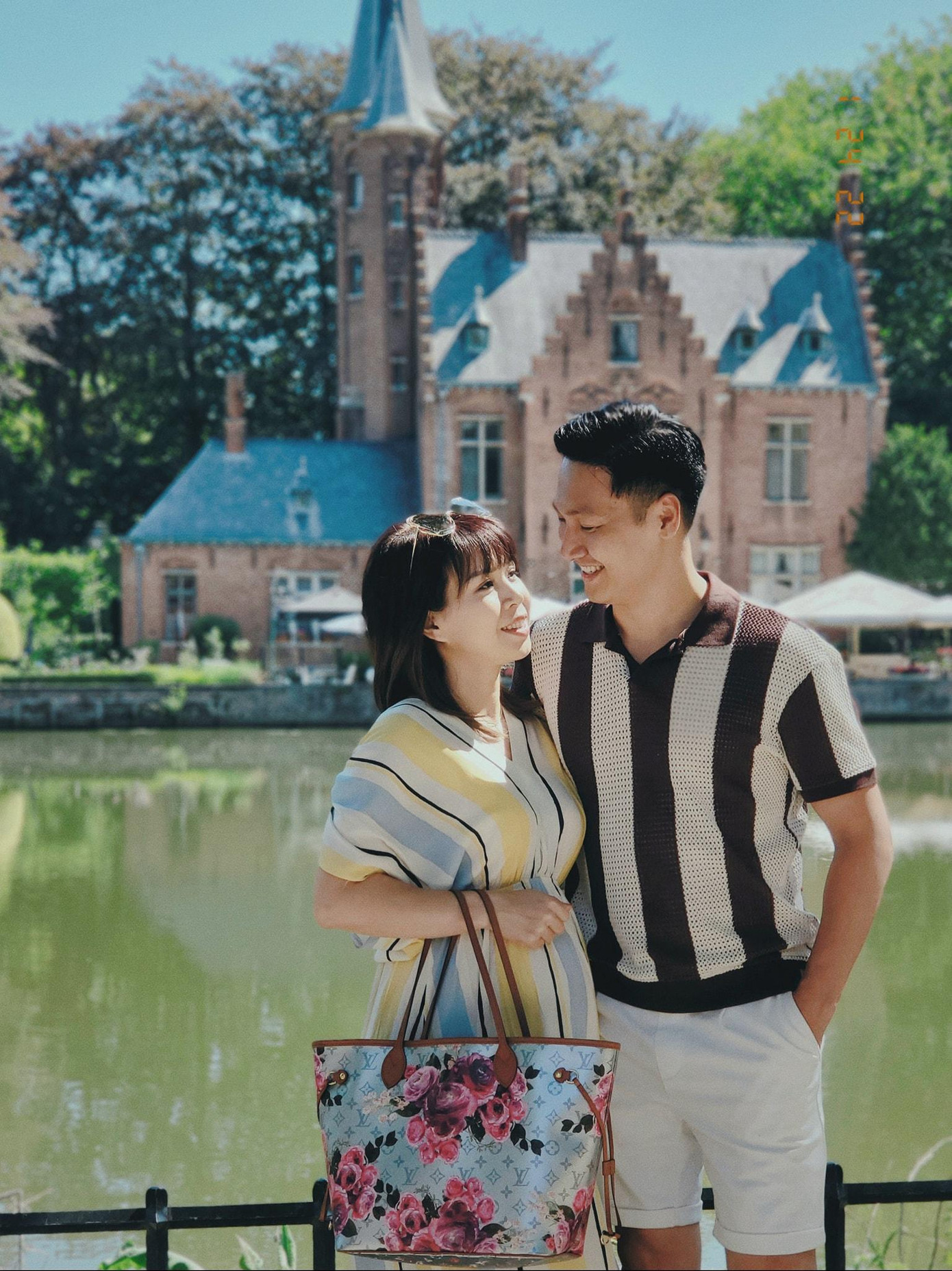 Trong các khung hình, Mạnh Trường đều mỉm cười thật rạng rỡ và ôm chặt vợ bầu của mình.