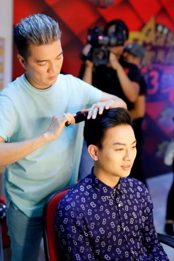 Có thể thấy, Hoài Lâm nhận được sự ưu ái lớn từ Đàm Vĩnh Hưng. Có thể thấy, Hoài Lâm nhận được sự ưu ái lớn từ Đàm Vĩnh Hưng.