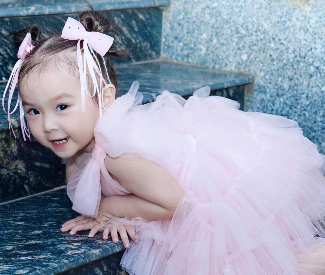 Cô bé rất dạn dĩ trước ống kính dù chỉ mới tròn 2 tuổi.