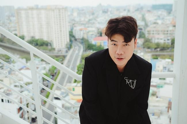 Hamlet Trương muốn dành tặng giải thưởng này cho 2 giọng ca đặc biệt. - Ảnh: FBNV. Hamlet Trương muốn dành tặng giải thưởng này cho 2 giọng ca đặc biệt. - Ảnh: FBNV.