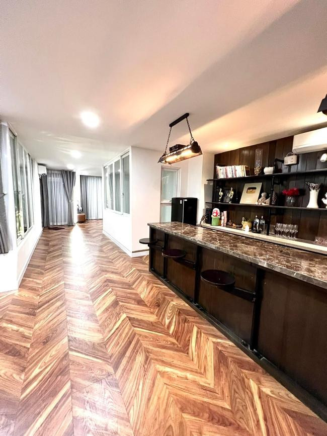 Mini bar trưng bày thành tích nghệ thuật của nam ca sĩ. Mini bar trưng bày thành tích nghệ thuật của nam ca sĩ.