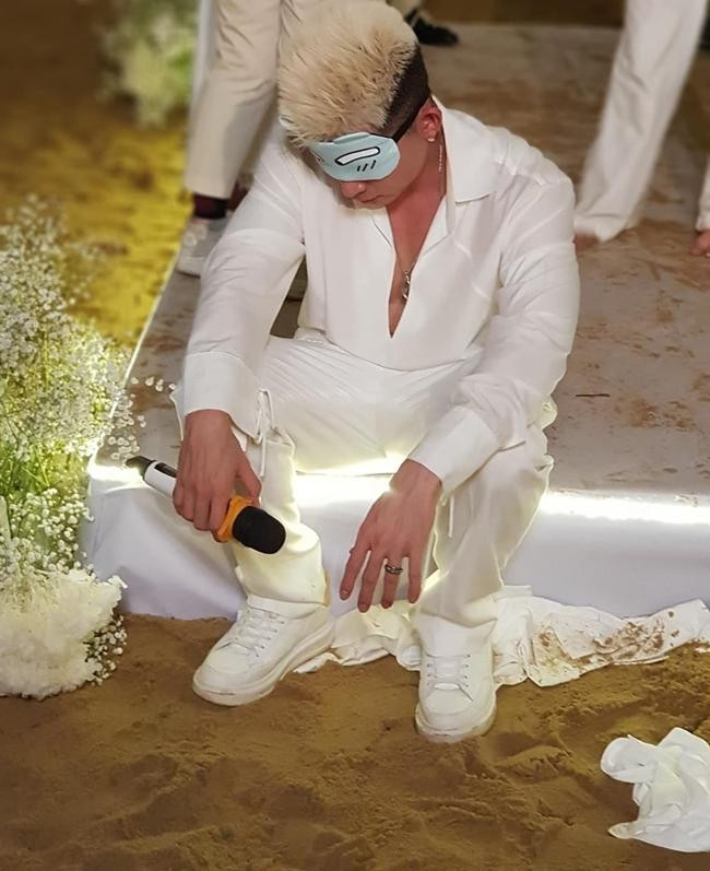 Jun Phạm đã chuẩn bị kỹ nên không bị "dìm hàng" dù ngủ ngon lành ngay tại sân khấu. - Ảnh: FBNV.