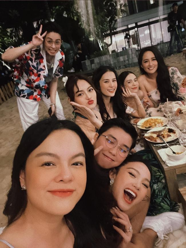Tiệc độc thân hội tụ đầy đủ hội bạn thân của Minh Hằng. - Ảnh: FBNV