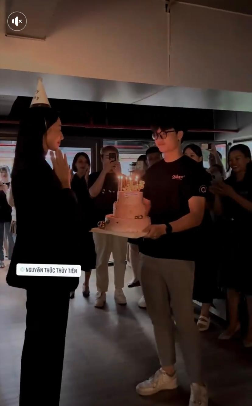 Sau tiệc sinh nhật sớm của Hoa hậu Thùy Tiên với nhân viên công ty, Khắc Hải trở thành tâm điểm chú ý trên mạng xã hội.