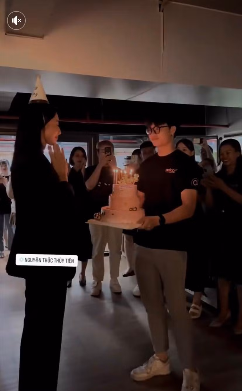 Sau tiệc sinh nhật sớm của Hoa hậu Thùy Tiên với nhân viên công ty, Khắc Hải trở thành tâm điểm chú ý trên mạng xã hội. Sau tiệc sinh nhật sớm của Hoa hậu Thùy Tiên với nhân viên công ty, Khắc Hải trở thành tâm điểm chú ý trên mạng xã hội.