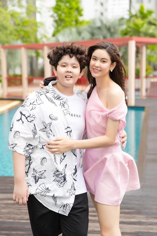 Sushi cao lớn nhưng gương mặt vẫn ngây thơ, đáng yêu.