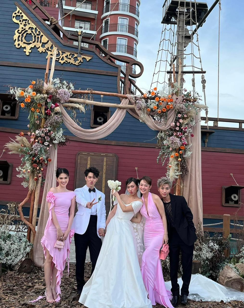 Ngọc Trinh, Minh Hằng cùng chụp ảnh với cô dâu, chú rể. Ngọc Trinh, Minh Hằng cùng chụp ảnh với cô dâu, chú rể.