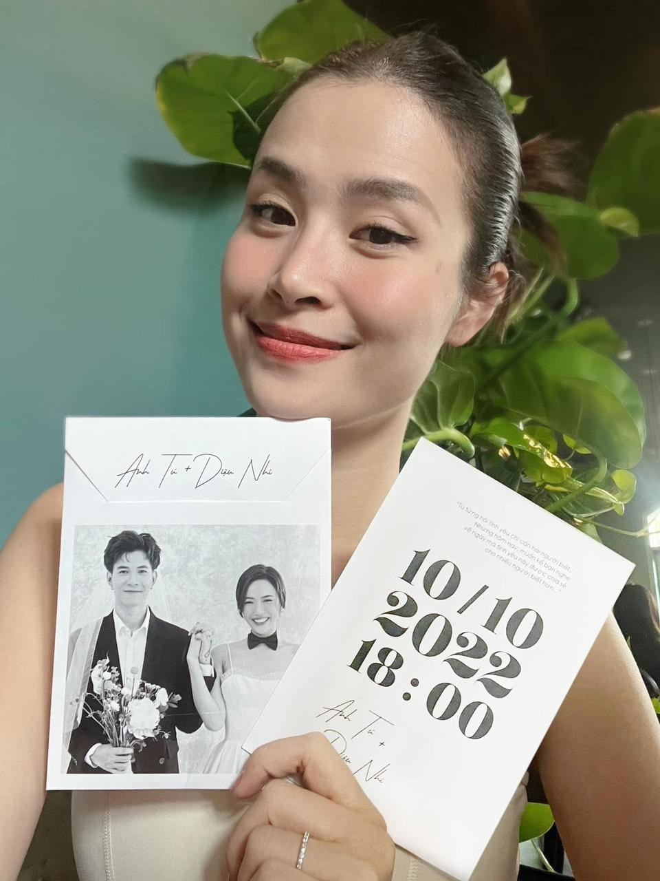 Đông Nhi vui vẻ khoe thiệp mời đám cưới của Diệu Nhi - Anh Tú trên trang cá nhân... Đông Nhi vui vẻ khoe thiệp mời đám cưới của Diệu Nhi - Anh Tú trên trang cá nhân...