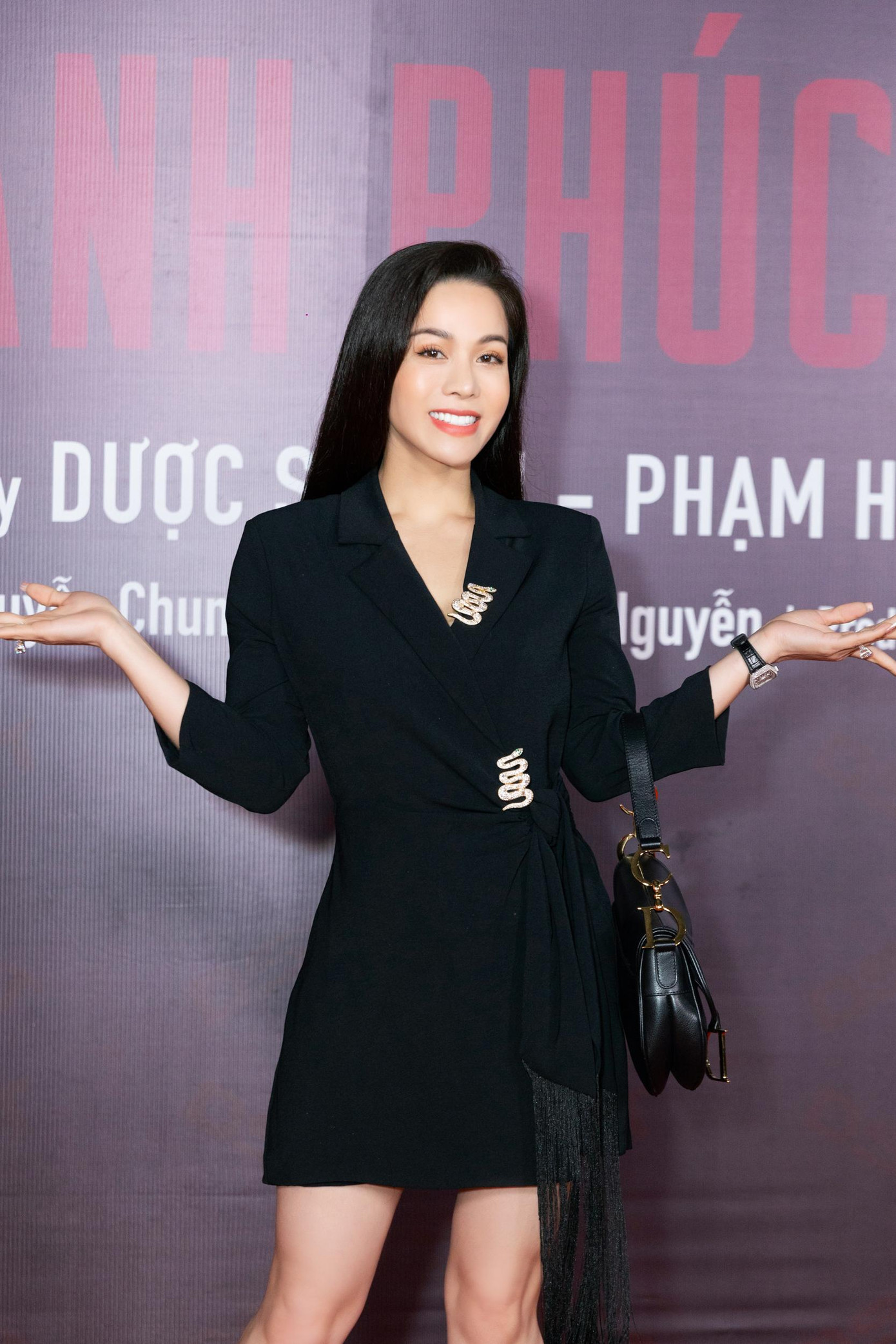 Nhật Kim Anh diện vest đen với cài áo hình rắn quyền lực ra dáng một nữ tổng tài. Nhật Kim Anh diện vest đen với cài áo hình rắn quyền lực ra dáng một nữ tổng tài.