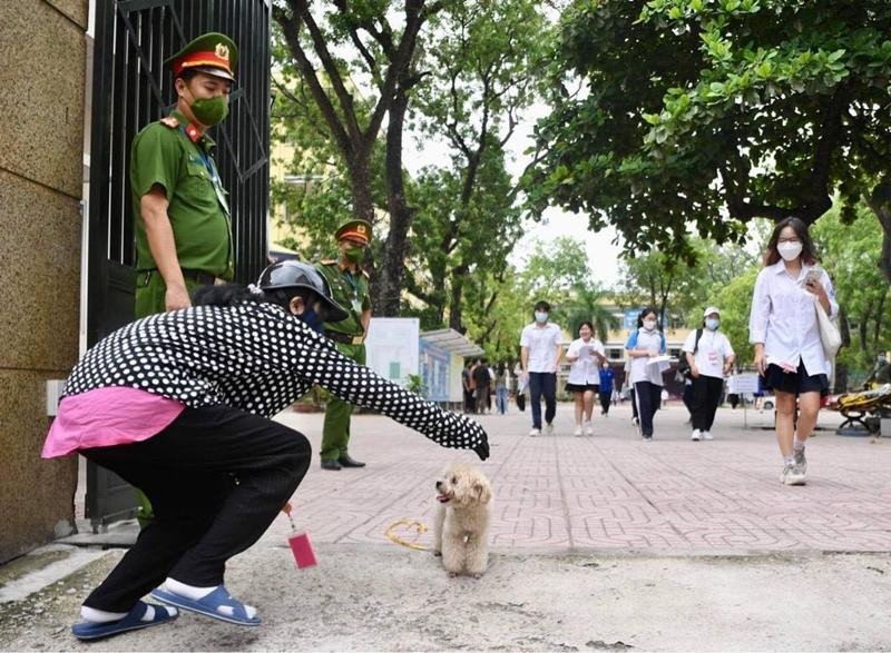 &quot;Người bạn đặc biệt&quot; được một bà mẹ tâm lý đưa tới cùng chờ con đi thi.